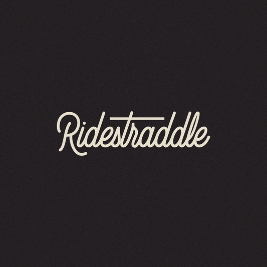 Gorra 5 paneles motera Ridestraddle — logo custom vintage, accesorio motero Ridestraddle