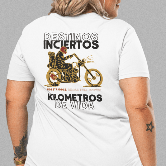 Camiseta motera Destinos Inciertos — diseño vintage en español, algodón orgánico, ropa motera custom Ridestraddle

