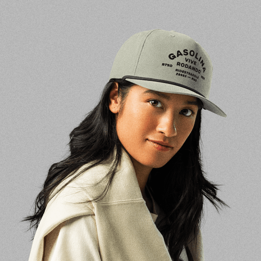 Gorra motera Gasolina Vive Rodando — accesorios custom en español