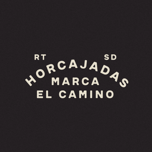 Gorra motera Horcajadas Marca el Camino — diseño custom vintage, accesorios moteros Ridestraddle